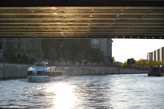 Reichstag und Reichstagufer - Berliner Spree Rundfahrt Spree, Osthafen, Humboldhafen, Kreisschifffahrt, Spree-Oder-Wasserstraße, Havel, Mediaspree, Berlin Mitte, Schifftour, LWK, Berlin Spandau, Schi