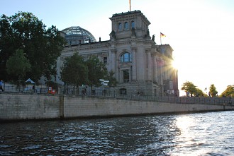 Reichstagsgebäude - Berliner Spree Rundfahrt Schifffahrtstour, Humboldhafen, Berlin Charlottenburg, Mediaspree, Berlin Mitte, Schiffrundfahrt, Treptower Spree, Kreisschifffahrt, LWK, Schiffrundtour, 