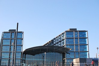 Glasfassade Hauptbahnhof - Berliner Spree Rundfahrt Berlin Spandau, Schifffahrtstour, Nikolaiviertel, Schifftour, Berlin Mitte, Berliner Spree, Kreisschifffahrt, LWK, Spree-Oder-Wasserstraße, Humbold