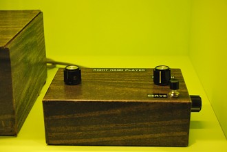 Rechter Kontroller der erste Spielekonsole von Ralph Baer mit de Spiele, Spielmaschinensammlung, Computer, Museum, Pong, Computerspiele, Geschichte, Berlin, Karl-Marx-Allee, Ausstellung, Spielekonsole