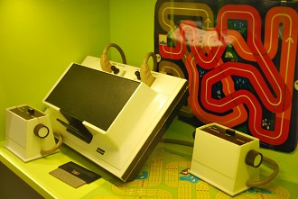 Kontroller und Spielfolie für den Fernseher Odyssee Spielekonsol Spielekonsole, Spiele, Computerspiele, Berlin, Ausstellung, Geschichte, Computerspielemuseum, Museum, Odyssey, Karl-Marx-Allee, Spielm