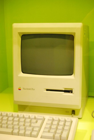 Macintosh Plus Computerspielemuseum Berlin Spiele, Karl-Marx-Allee, Computer, Computerspiele, Spielmaschinensammlung, Ausstellung, Museum, Berlin, Geschichte, Computerspielemuseum Berlin Pictures