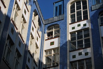 Blau/Weiß gekachelte Fassade - Die Hackeschen Höfe Berlin Hackesche Höfe, Die Hackeschen Höfe, Gewerbehöfe, Sehenswürdigkeiten, Endellscher Hof, Hackescher Markt, Tourismus, wilhelminischer Ekle