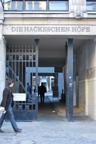 DIE HACKESCHEN HÖFE Schriftzug Eingang Sophienstraße - DIE HACKE Sophienstraße, Sehenswürdigkeiten, Scheunenviertel, Berlin, Sophienhof, Rosenthaler Straße, Wohnhöfe, Hackescher Markt, Denkmalsc