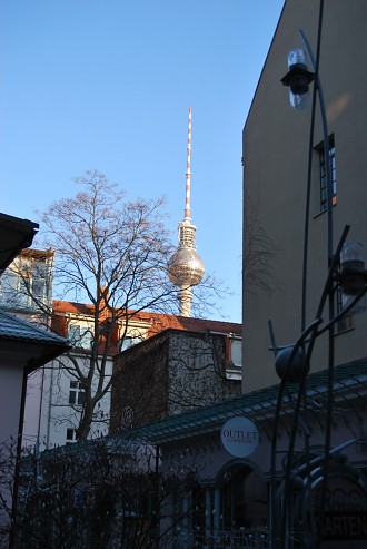 Blick auf den Fernsehturm - DIE HACKESCHEN HÖFE Berlin Tourismus, Baudenkmal, Hackesche Höfe, Fernsehturm, Architektur, Wohnhöfe, Hackescher Markt, Sophienhof, Gewerbehöfe, Sophienstraße, Rosenth