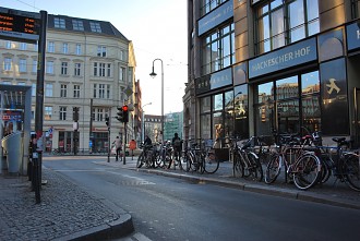 Tramhaltestelle Rosenthaler Straße - DIE HACKESCHEN HÖFE Berlin Scheunenviertel, Architektur, Rosenthaler Straße, Berlin Mitte, Sophienstraße, Gewerbehöfe, Jugendstiel, Wohnhöfe, Hackescher Mark