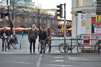 Fußgängerüberweg Blick Richtung Hackescher Markt S-Bahn - DIE HA Hackesche Höfe, Denkmalschutz, Jugendstiel, Berlin, Sophienstraße, Rosenthaler Straße, Hackescher Markt, wilhelminischer Eklektiz