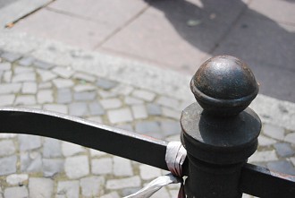 Gußeiserne Gewegbegrenzung auf dem Kurfürstendamm (Ku'damm) Charlottenburg, Kranzlereck, Kurfürstendamm, Zoologischer Garten, Kudamm, Bahnhof Zoo, Charlottenburg-Wilmersdorf, Berliner City-West, Gr