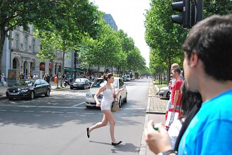 Fußgängerin auf dem Kurfürstendamm (Ku'damm) Charlottenburg, Berliner City-West, Kudamm, Bahnhof Zoo, Charlottenburg-Wilmersdorf, Zoologischer Garten, Kurfürstendamm, Grunewald, Kranzlereck Berlin