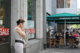 Telefonierende Passantin auf dem Kurfürstendamm (Ku'damm) Charlottenburg, Kranzlereck, Kudamm, Charlottenburg-Wilmersdorf, Bahnhof Zoo, Kurfürstendamm, Grunewald, Zoologischer Garten, Berliner City-