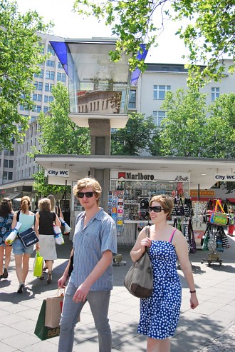 Verkehrskanzel am Kurfürstendamm (Ku'damm) Charlottenburg, Grunewald, Berliner City-West, Zoologischer Garten, Kudamm, Kranzlereck, Charlottenburg-Wilmersdorf, Kurfürstendamm, Bahnhof Zoo Berlin Pic