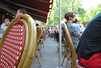 Gäste und Stühle im Café am Joachimstaler Platz. Kurfürstendamm, Grunewald, Charlottenburg, Kudamm, Zoologischer Garten, Kranzlereck, Bahnhof Zoo, Berliner City-West, Charlottenburg-Wilmersdorf Be