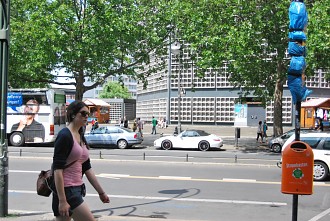 Passanten gegenüber der Kaiser-Wilhelm-Gedächtniskirche am Kurfürstendamm Kurfürstendamm, Bahnhof Zoo, Kranzlereck, Grunewald, Charlottenburg, Berliner City-West, Charlottenburg-Wilmersdorf, Kudam