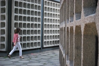 Betonfassade und Passantin Kaiser-Wilhelm-Gedächtniskirche Bahnhof Zoo, Grunewald, Kudamm, Charlottenburg-Wilmersdorf, Berliner City-West, Gedächtniskirche, Kranzlereck, Charlottenburg, Kurfürstend