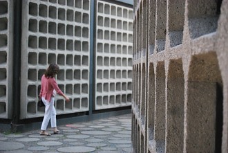 Passantin an der Kaiser-Wilhelm-Gedächtniskirche am Kurfürstendamm Gedächtniskirche, Bahnhof Zoo, Kranzlereck, Grunewald, Charlottenburg-Wilmersdorf, Kurfürstendamm, Zoologischer Garten, Charlotte