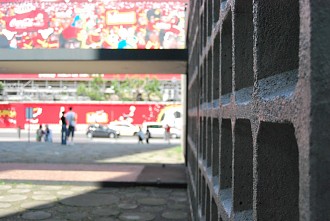 Betonfassade am Seiteneingang der Kaiser-Wilhelm-Gedächtniskirche Charlottenburg, Kurfürstendamm, Zoologischer Garten, Charlottenburg-Wilmersdorf, Berliner City-West, Kranzlereck, Kudamm, Bahnhof Zo