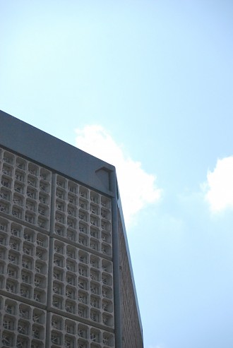 Beton-Metallfassade der Kaiser-Wilhelm-Gedächtniskirche am Kurfürstendamm Charlottenburg-Wilmersdorf, Grunewald, Gedächtniskirche, Bahnhof Zoo, Zoologischer Garten, Kurfürstendamm, Kranzlereck, Be