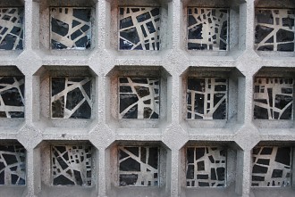 Beton-Glasfassade der Kaiser-Wilhelm-Gedächtniskirche am Kurfürstendamm Kudamm, Gedächtniskirche, Charlottenburg-Wilmersdorf, Kurfürstendamm, Charlottenburg, Zoologischer Garten, Grunewald, Berlin