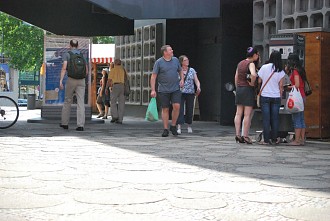 Besucher der Kaiser-Wilhelm-Gedächtniskirche am Kurfürstendamm Kranzlereck, Berliner City-West, Kurfürstendamm, Kudamm, Zoologischer Garten, Charlottenburg-Wilmersdorf, Bahnhof Zoo, Charlottenburg,