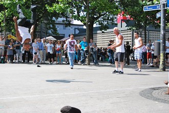 Kleinkünstler auf dem Breitscheidplatz an der Kaiser-Wilhelm-Gedächtniskirche Charlottenburg-Wilmersdorf, Grunewald, Charlottenburg, Kranzlereck, Kudamm, Kurfürstendamm, Gedächtniskirche, Bahnhof 