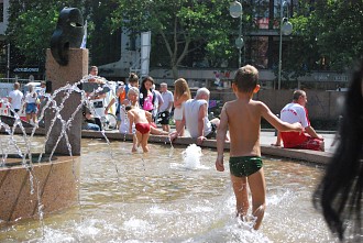 Spielende Kinder im Weltkugelbrunnen auf dem Breitscheidplatz Zoologischer Garten, Kranzlereck, Charlottenburg, Kudamm, Bahnhof Zoo, Berliner City-West, Grunewald, Charlottenburg-Wilmersdorf, Kurfürs