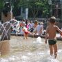 Spielende Kinder im Weltkugelbrunnen auf dem Breitscheidplatz Kurfürstendamm (Ku'damm) Charlottenburg, Bahnhof Zoo, Charlottenburg-Wilmersdorf, Grunewald, Kurfürstendamm, Kudamm, Zoologischer Garten