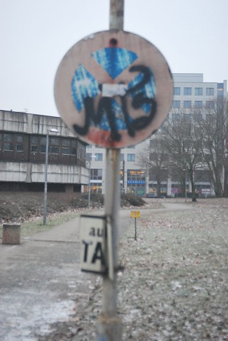 Parkverbot-Schild Vorplatz Hotel Sportforum Berlin Sportanlage, Berlin, Sportforum, Sportstätte, Hotel, Sportplatz, Lichtenberg, Sporthalle, Hohenschönhausen Berlin Pictures