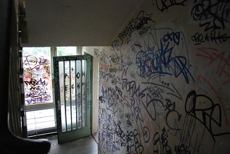 Eingangstür Treppenhaus und offener Flur Großstadt, urban, Architektur, Graffiti, Lebensräume Berlin Pictures