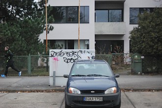 Fassade Wohnhaus und Jogger im Wohngebiet um die U-Bahn Vinetast Wohnsiedlung, Pankow, Vineta Berlin Pictures